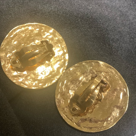 AUTHENTIC Vintage Hammered Button CHANEL CC Logo Circle #2853 Gold color Clip-On - Picture 7 of 13